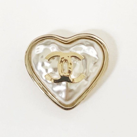 CHANEL 22C AB7530 CC RUNWAY LARGE GOLD PEARLY HEART EARRING - Picture 6 of 8